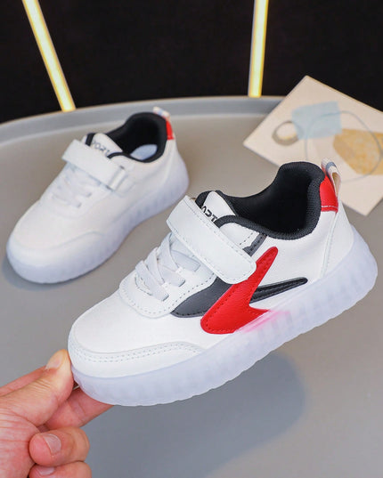 Kids black and white LED light-up sneakers

Children’s wear-resistant skate shoes with hook-loop closure