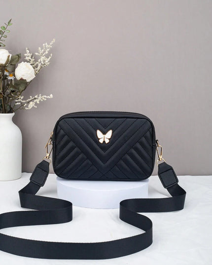 Kids V-shape quilted embroidered small shoulder bag

Black quilted mini bag for girls